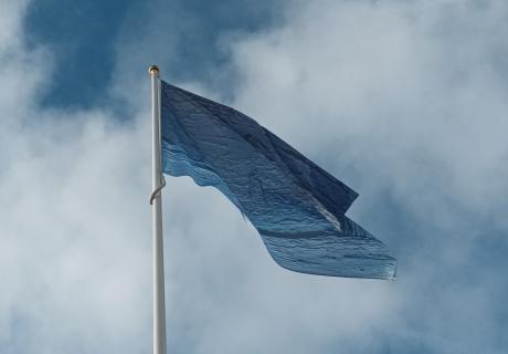 Drapeau 2025, Lison Estienne-Jacob. 1% artistique Land-Sketch-Raft, Séverine Hubard, 2023