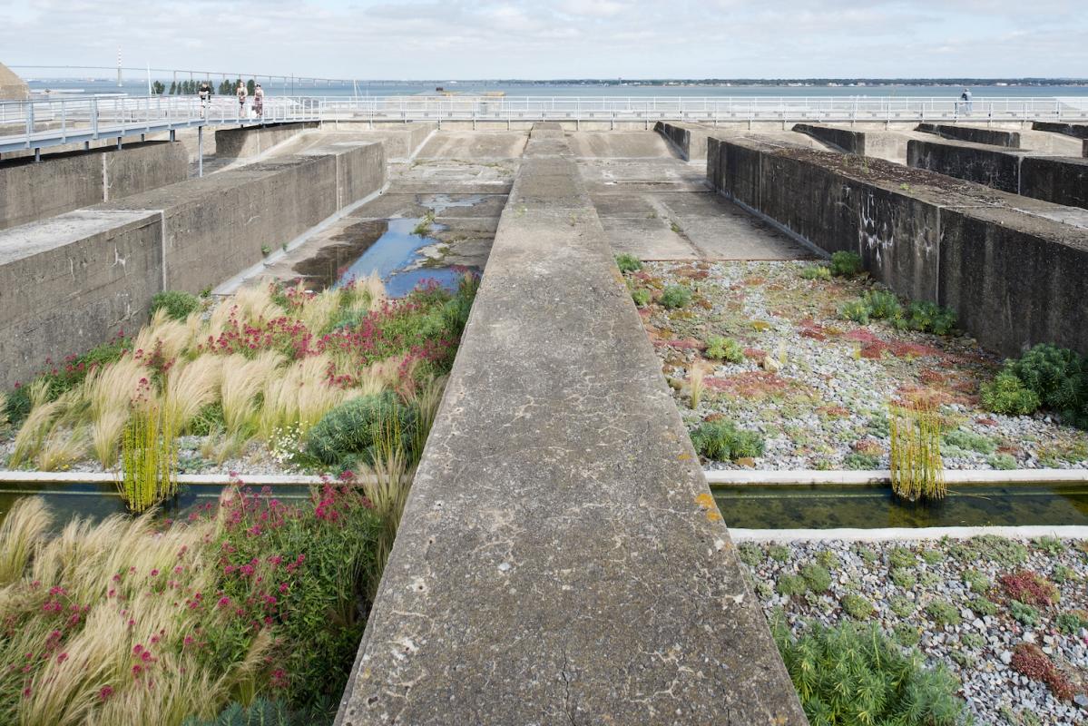 Gilles-Clément-Le-Jardin-du-Tiers-Paysage-Toit-de-la-base-des-sous-marins-Saint-Nazaire-création-pérenne-Estuaire-2009-©-Martin-Argyroglo-_-LVAN.jpeg 