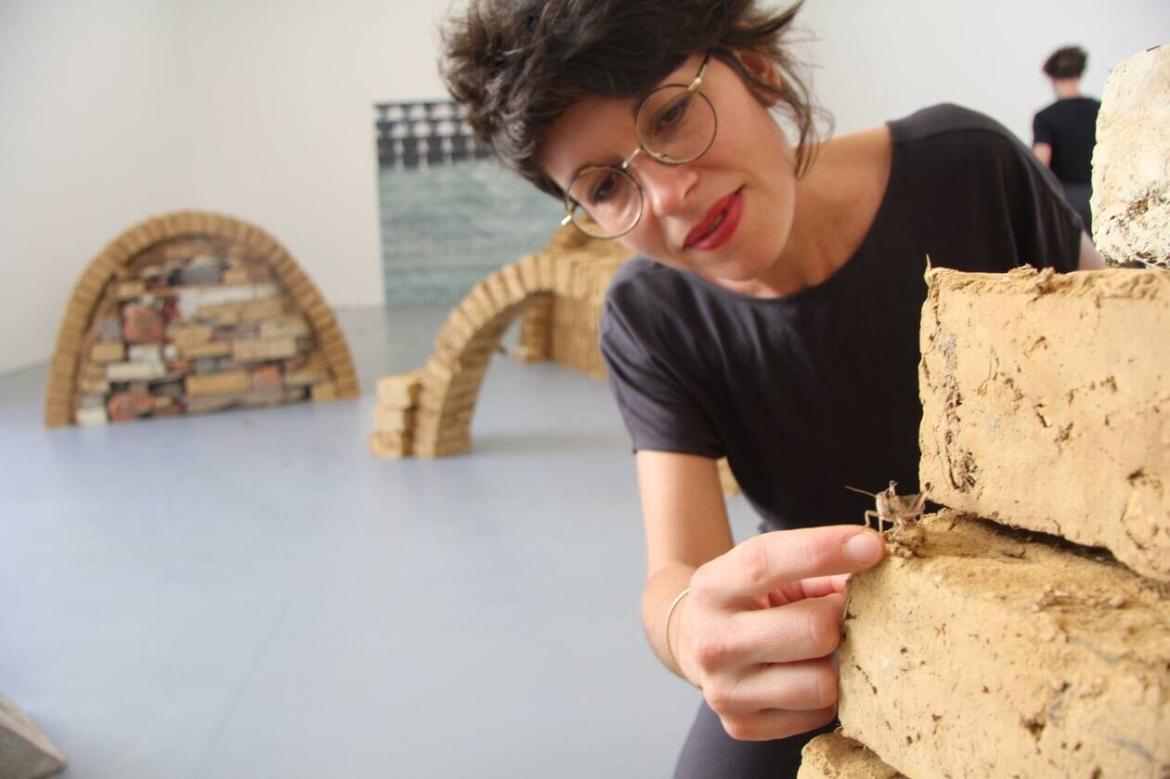 Elvia Teotski, artiste ayant une formation d’agronome, a bâti des abris avec des matériaux de récupération pour 400 criquets, au centre d’art contemporain la Criée à Rennes. | OUEST-FRANCE