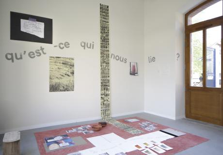 Vue d'exposition, De l'estuaire on se souvient des ruisseaux, 2025. Photo Gregory Valton.